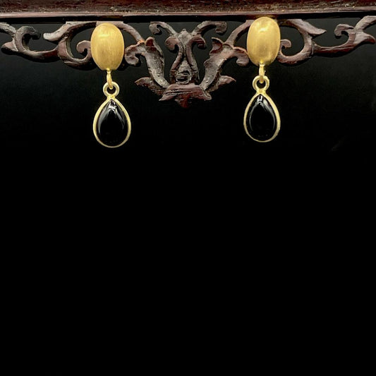 OnyxBohne 2 - Mojo Goldene Ohrringe: Goldene Ohrstecker, Onyx Cabochon