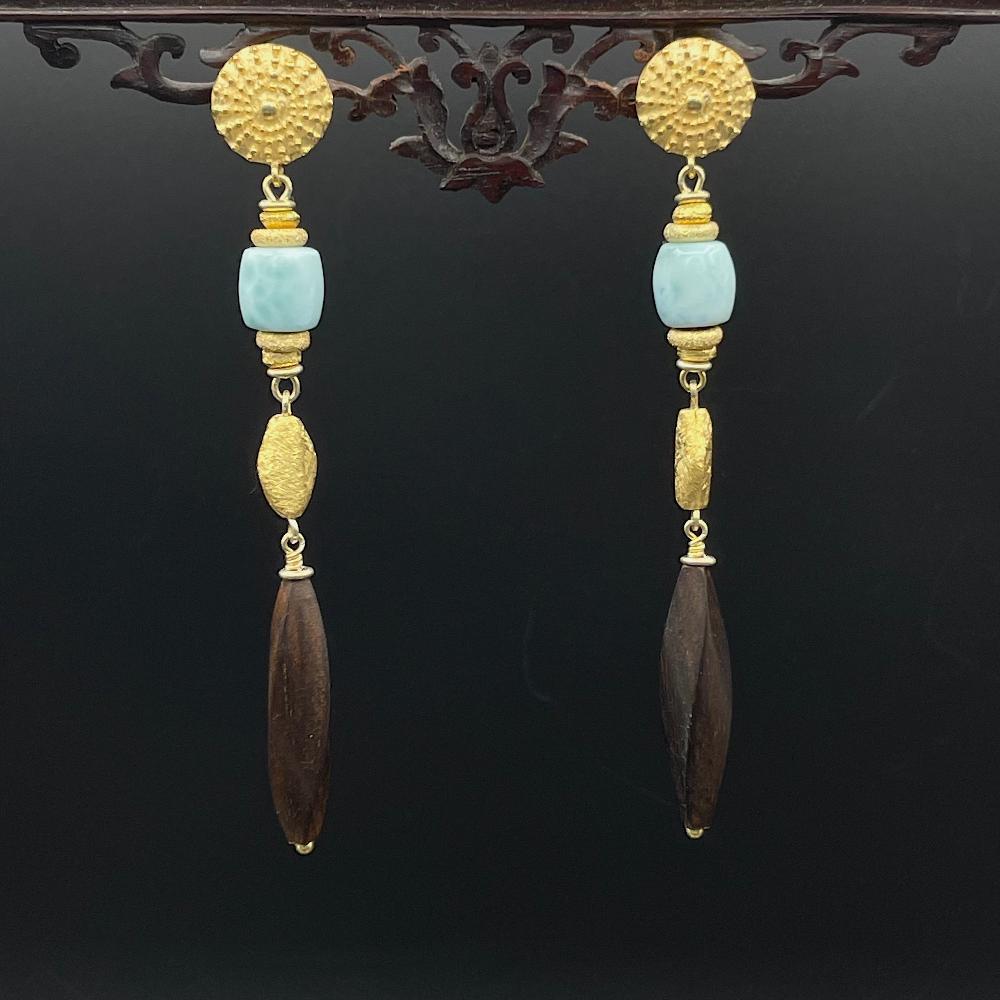 SonnenLarimar - Mojo Goldene Ohrringe: Ohrstecker, Larimar, Holz