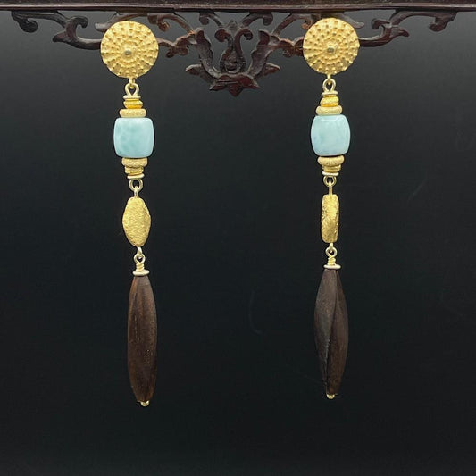 SonnenLarimar - Mojo Goldene Ohrringe: Ohrstecker, Larimar, Holz