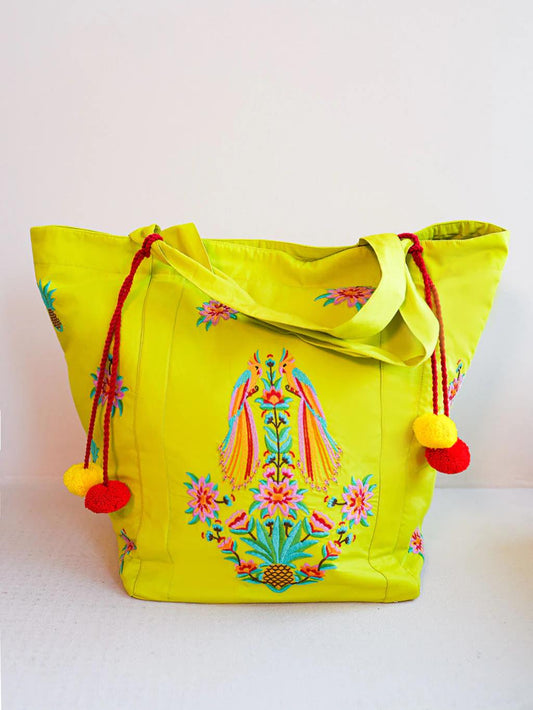 Udine Tasche lime - Nimo with Love: Tragetasche, Stickereien, Pompons